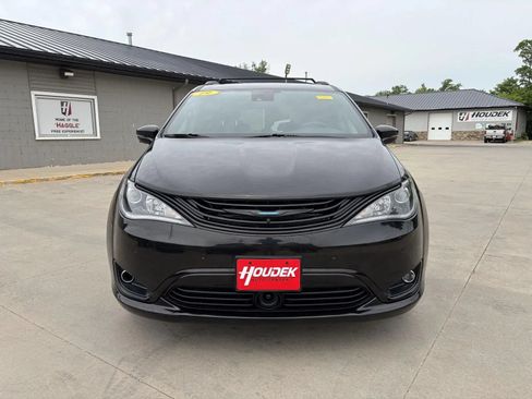 Used 2019 Chrysler Pacifica Limited w/ Advanced Safetytec Group FWD image 2