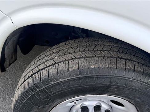 Used 2011 Chevrolet Express 2500 image 37