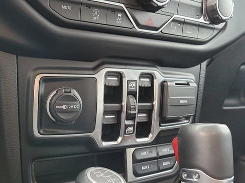 Used 2022 Jeep Wrangler Unlimited Sahara AWD/4WD image 25