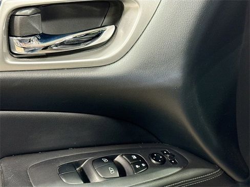 Used 2020 Nissan Pathfinder SV image 15