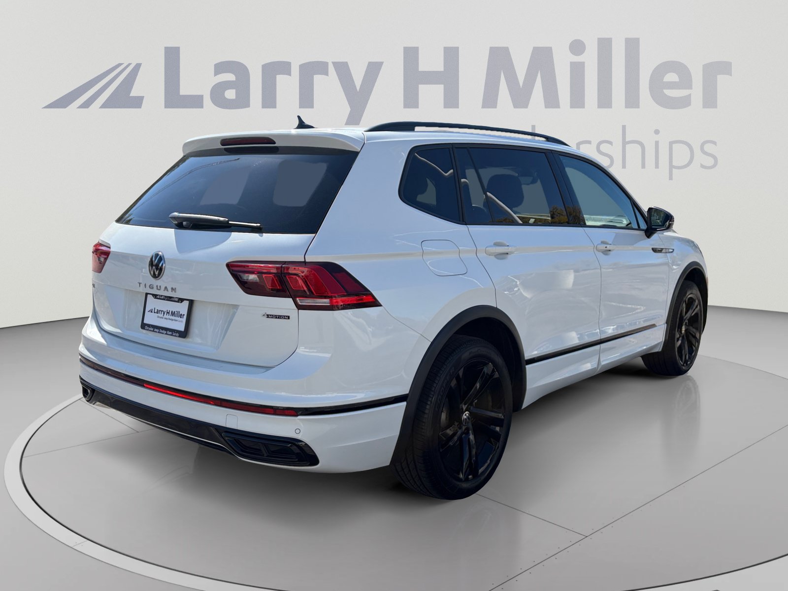 Used 2023 Volkswagen Tiguan SE R-Line AWD/4WD image 5