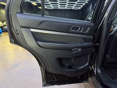 Used 2018 Ford Explorer XLT w/ XLT Appearance Package AWD/4WD image 17