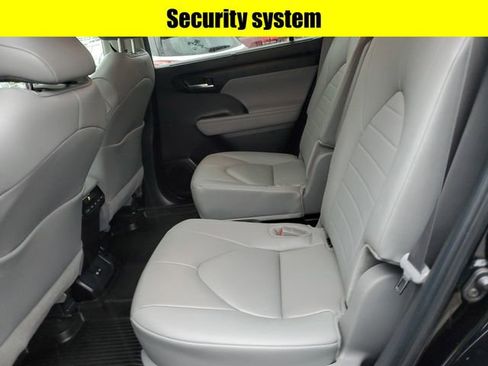 Used 2024 Toyota Highlander XLE image 28