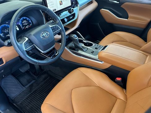 Used 2023 Toyota Highlander Platinum FWD image 9