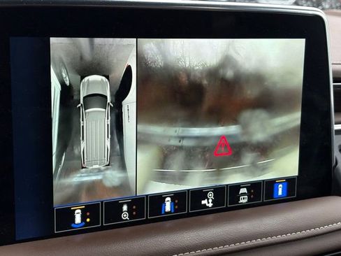 Used 2024 Chevrolet Suburban High Country image 17