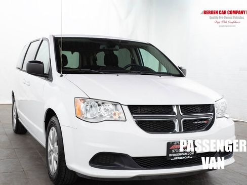 Used 2018 Dodge Grand Caravan SE w/ UConnect Hands-Free Group FWD image 1