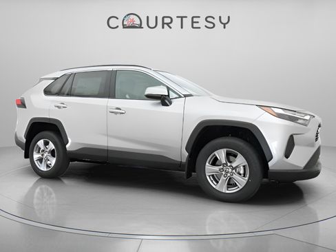 Used 2025 Toyota RAV4 XLE w/ Convenience Package FWD image 17