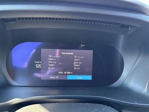 Used 2024 Volvo XC40 B5 Core image 10