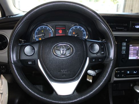 Used 2018 Toyota Corolla LE FWD image 9