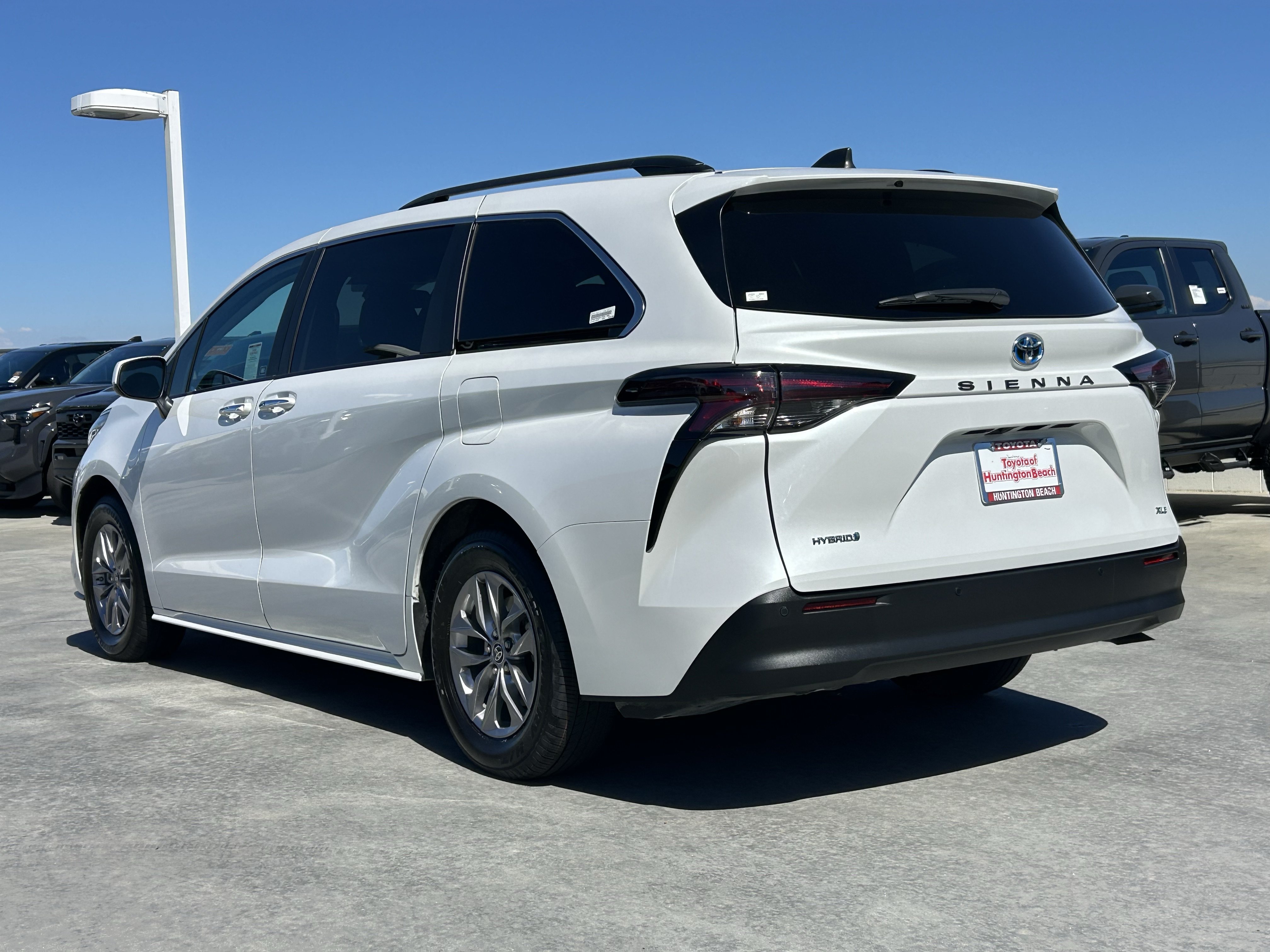 Certified 2025 Toyota Sienna XLE FWD image 5