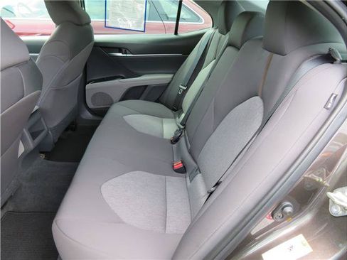 Used 2018 Toyota Camry LE FWD image 4