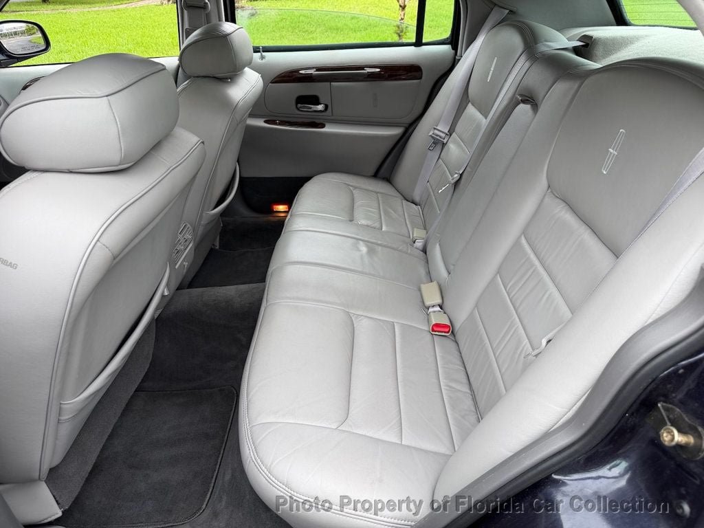 Used 1999 Lincoln Town Car Signature RWD image 10