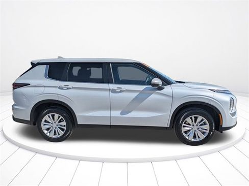 New 2026 Mitsubishi Outlander ES image 3