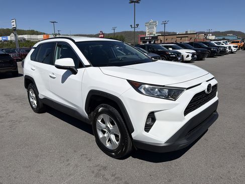 Used 2021 Toyota RAV4 XLE AWD/4WD image 3