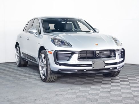 Certified 2025 Porsche Macan image 8