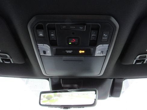 Used 2025 Toyota Tundra Platinum AWD/4WD image 31