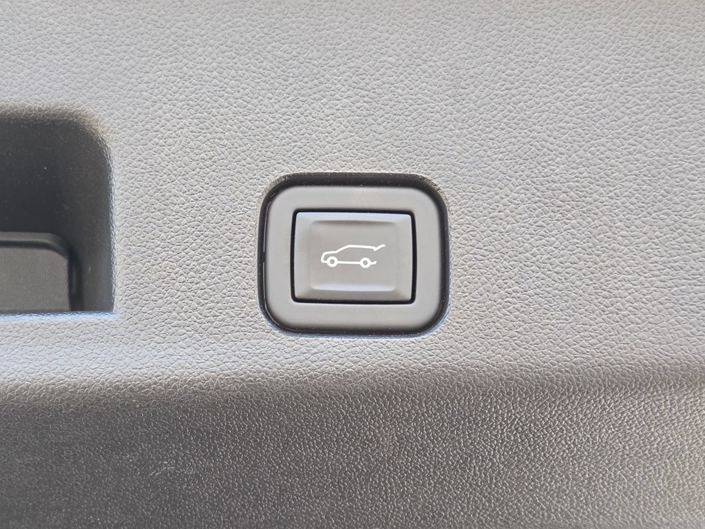 Used 2024 Chevrolet Traverse Z71 w/ LPO, Floor Liner Package AWD/4WD image 28