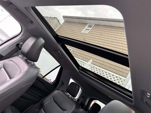 Used 2022 Ford Explorer XLT w/ Equipment Group 202A image 11