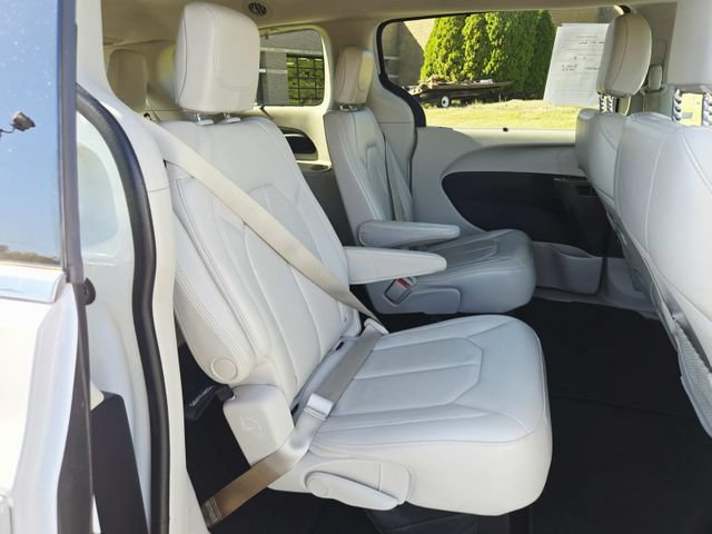 Used 2017 Chrysler Pacifica Touring-L w/ 13 Speaker Alpine Sound Group FWD image 16