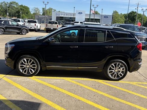 Used 2022 GMC Terrain Denali w/ Denali Premium Package AWD/4WD image 9