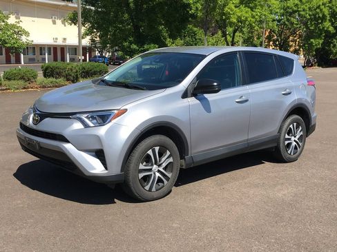 Used 2017 Toyota RAV4 LE AWD/4WD image 1