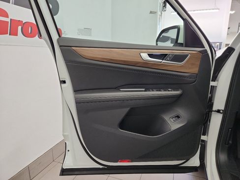 New 2026 Volkswagen Atlas SE FWD image 8