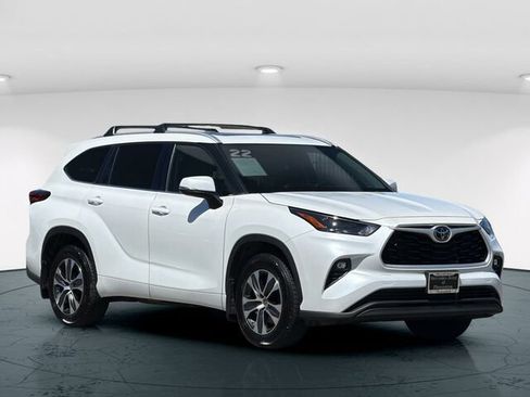 Used 2022 Toyota Highlander XLE AWD/4WD image 9
