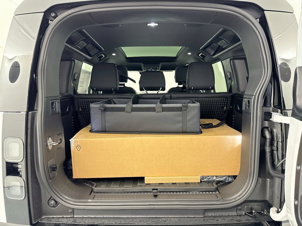 New 2026 Land Rover Defender 110 X-Dynamic SE AWD/4WD image 28