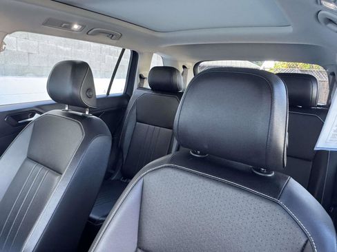 Used 2024 Volkswagen Tiguan SE w/ Panoramic Sunroof Package image 25