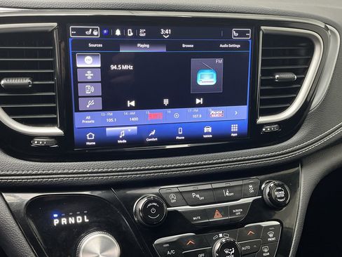Used 2023 Chrysler Pacifica Touring FWD image 17