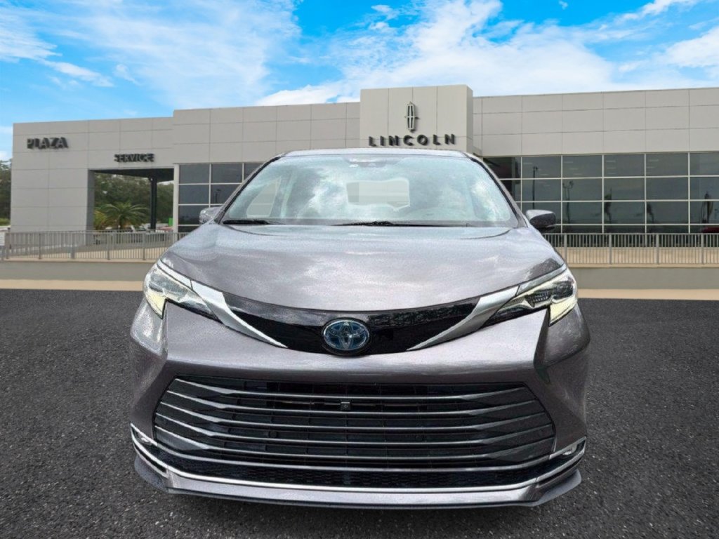 Used 2023 Toyota Sienna Platinum AWD/4WD image 8
