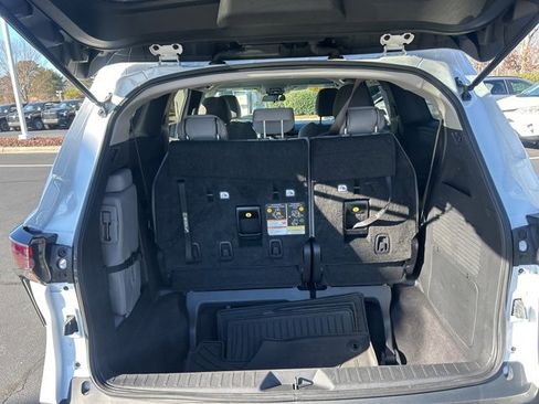 Used 2025 Toyota Sienna LE image 8