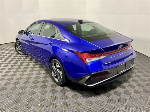 Used 2024 Hyundai Elantra Limited image 12