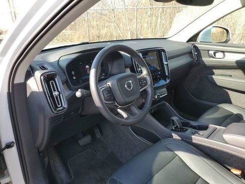 Used 2025 Volvo XC40 B5 Core image 10