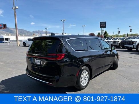 Used 2023 Chrysler Pacifica Touring-L FWD image 4