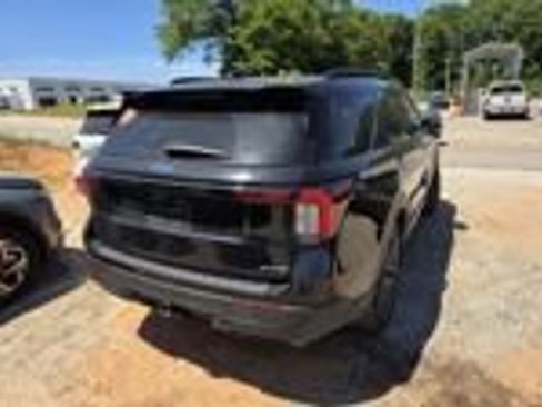 Used 2025 Ford Explorer ST-Line w/ ST-Line Street Pack AWD/4WD image 5