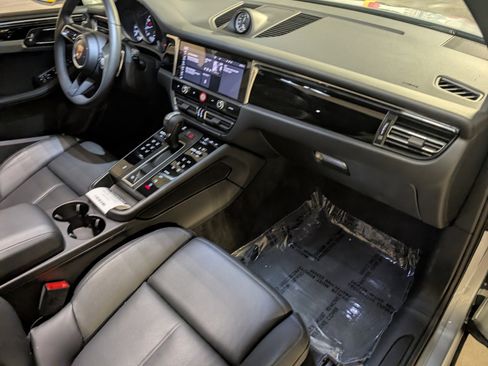 Used 2025 Porsche Macan image 28