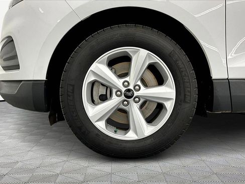 Used 2024 Ford Edge SE image 9