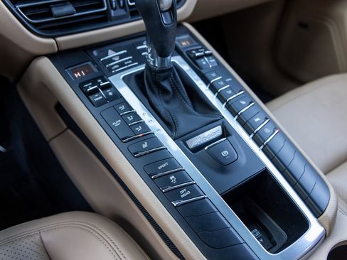 Used 2021 Porsche Macan image 38