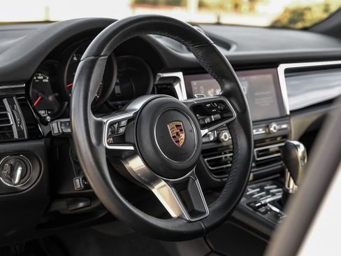 Used 2020 Porsche Macan Base image 14