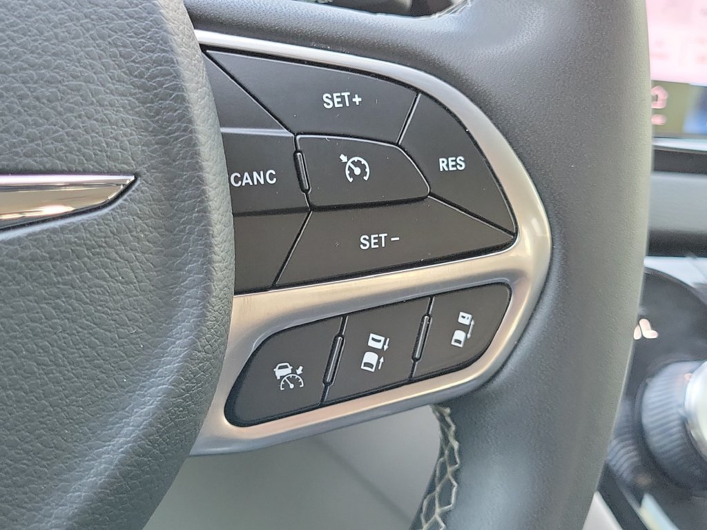 Used 2023 Chrysler Pacifica Touring-L FWD image 29