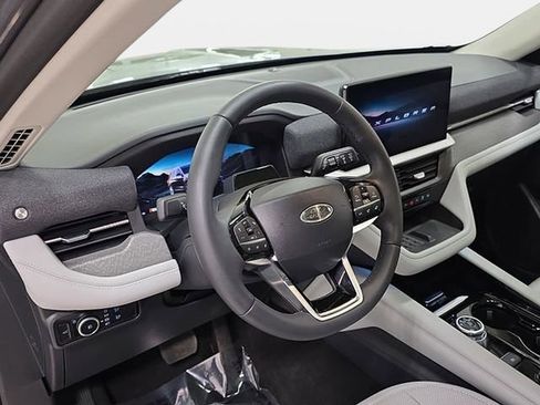 Used 2025 Ford Explorer Platinum w/ Ultimate Package image 17