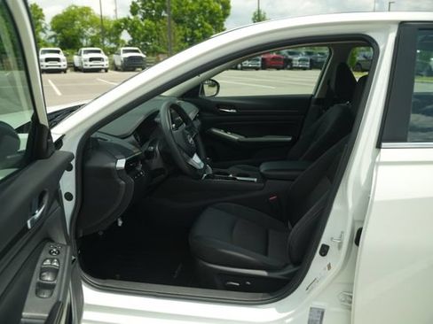 Used 2025 Nissan Altima 2.5 SV FWD image 12