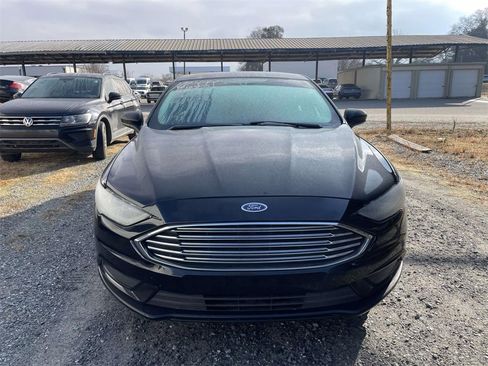 Used 2018 Ford Fusion SE w/ Fusion SE Technology Package image 2