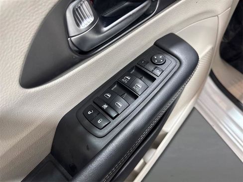 Used 2023 Chrysler Pacifica Touring-L image 30