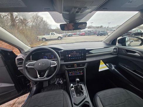 New 2026 Volkswagen Taos SE image 16