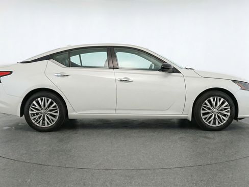 Used 2025 Nissan Altima 2.5 SV image 11