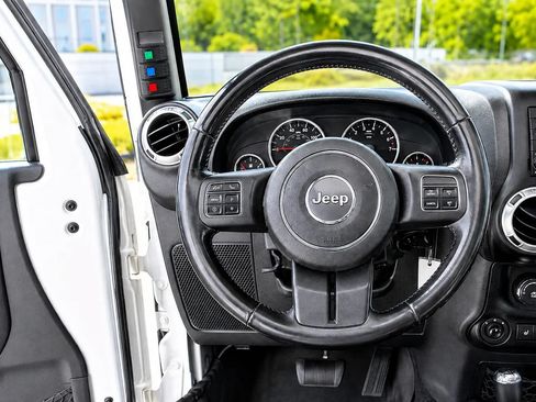 Used 2017 Jeep Wrangler Unlimited Sahara w/ Connectivity Group AWD/4WD image 11