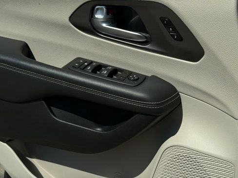 Used 2024 Chrysler Pacifica Touring-L FWD image 33