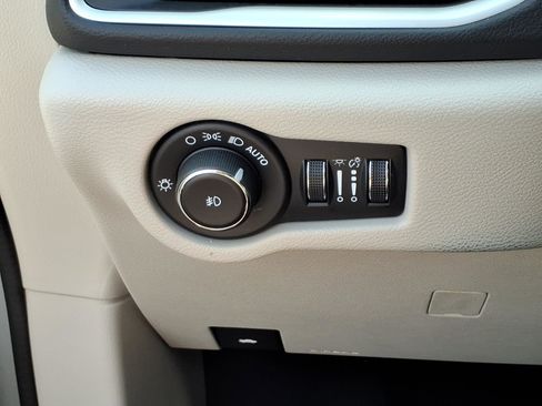 Used 2024 Chrysler Pacifica Touring-L FWD image 22